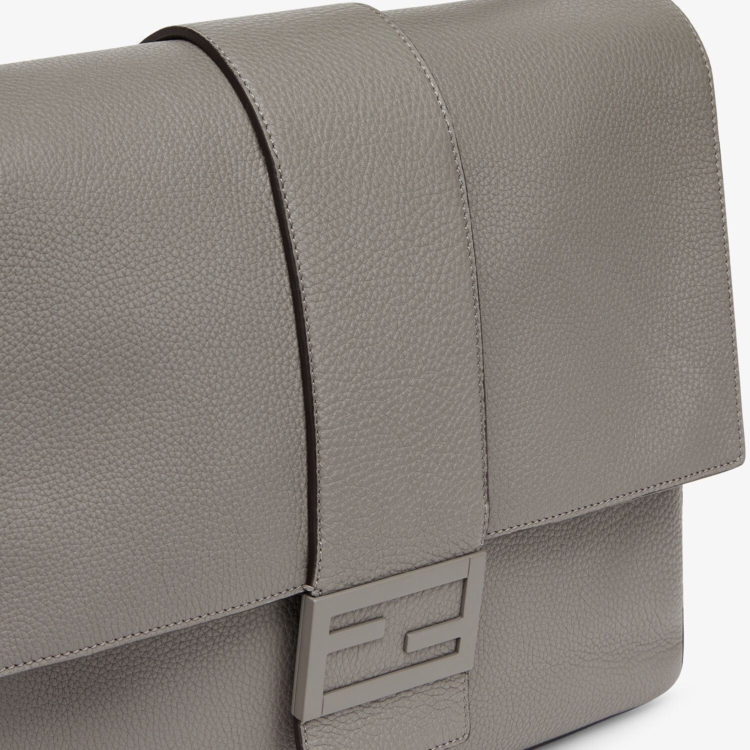 累積売上総額第1位【FENDI☆フェンディ】メッセンジャーバッグ