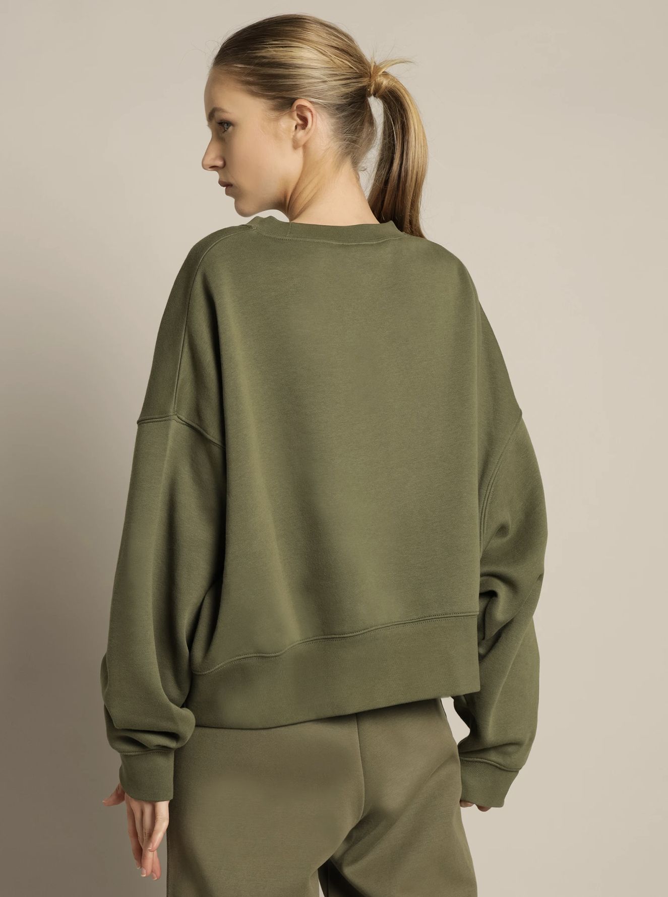 NIKE【ベージュ】オーバーサイズ フリーススウェットシャツ (Nike オーダー受付中 NIKE ナイキ 完売品 未使用 オーバーサイズ ベージュ 刺繍ロゴ スウェット トレーナー/スウェット