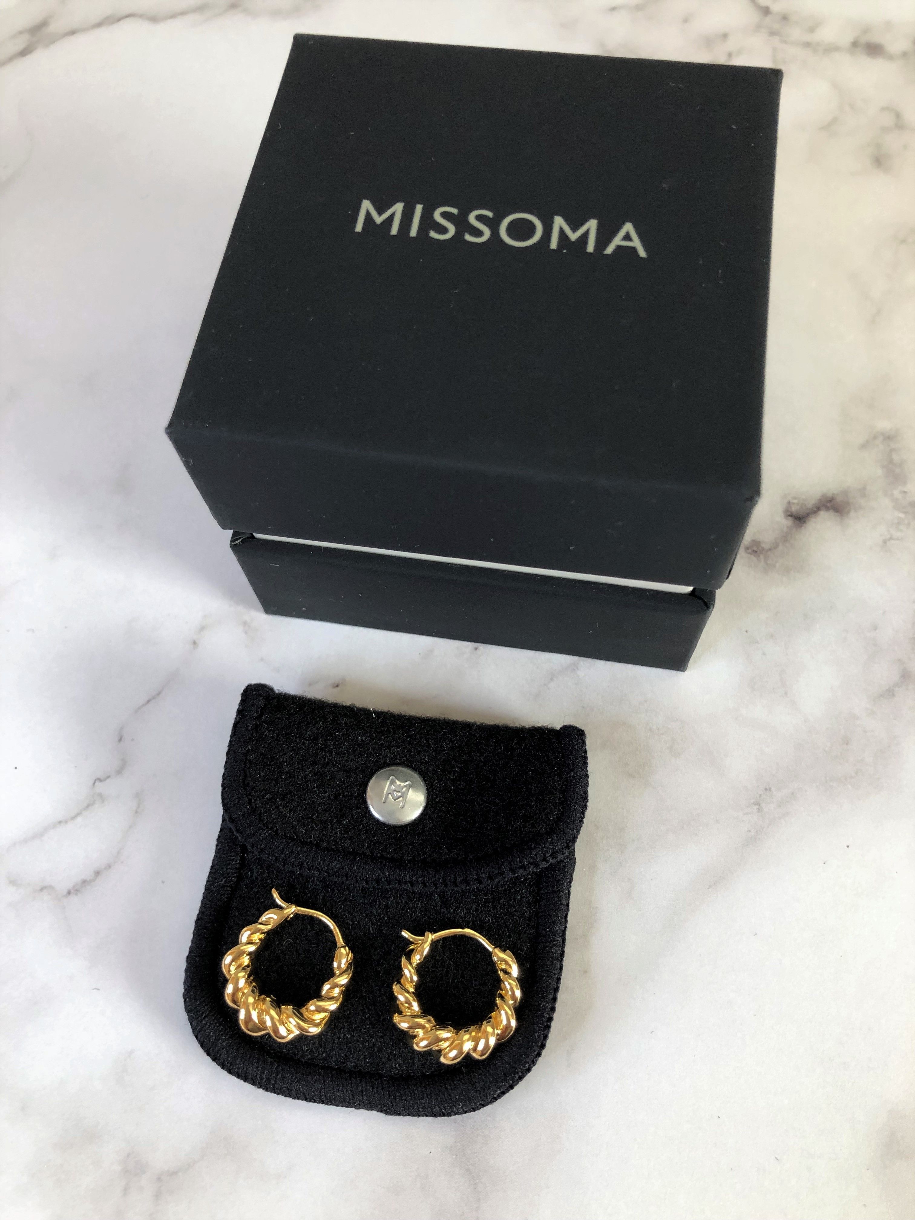 MISSOMA◇Mini Tidal 18K ツイスト フープ ピアス【送料込】 ☆関税送料込【MISSOMA】Mini Tidal 18K ツイスト フープ ピアス