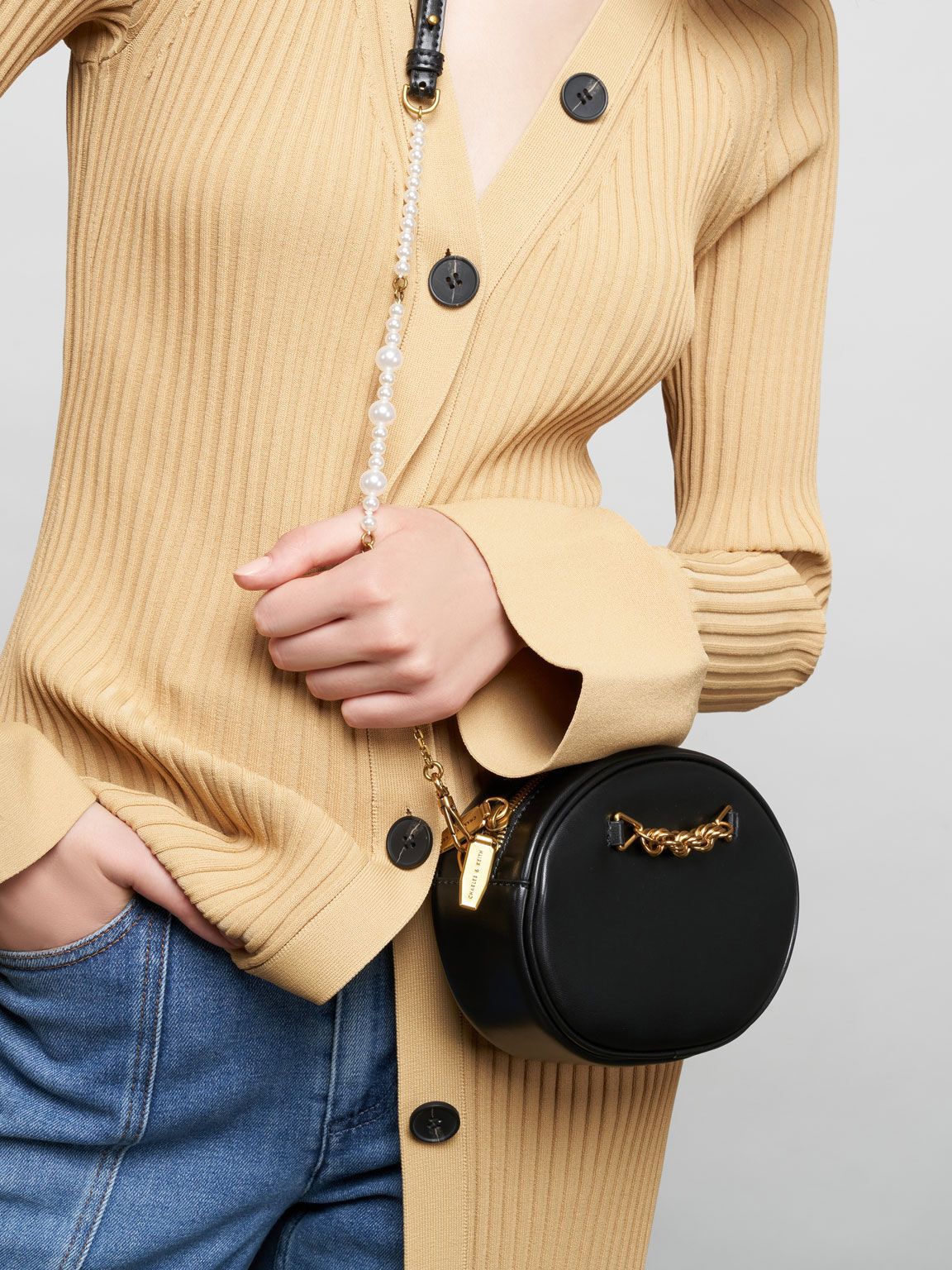 ☆CHARLES&KEITH☆Chain-Embellished Oval Crossbody Bag/送料込 ☆CHARLES&KEITH☆Chain-Embellished Oval Crossbody Bag/送料込