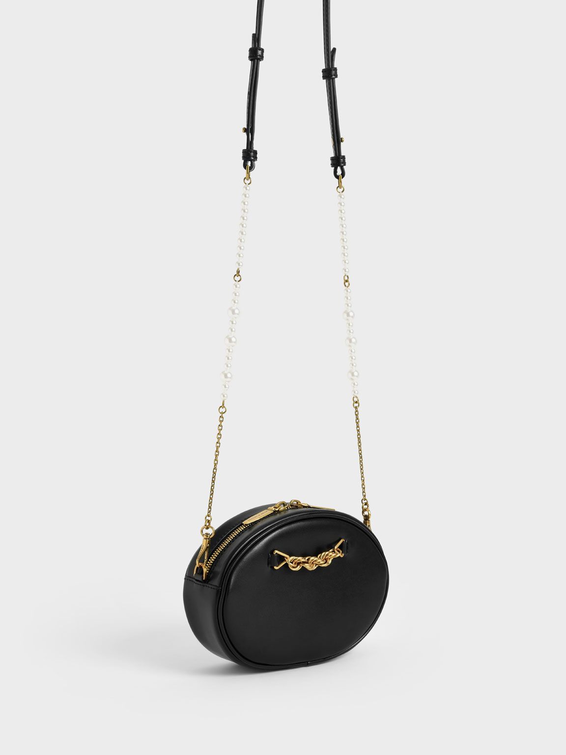 ☆CHARLES&KEITH☆Chain-Embellished Oval Crossbody Bag/送料込 ☆CHARLES&KEITH☆Chain-Embellished Oval Crossbody Bag/送料込