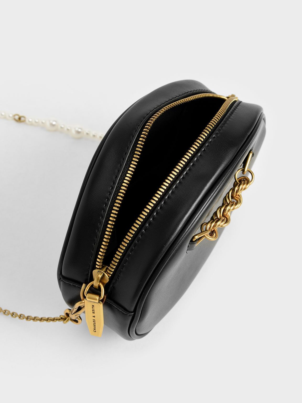 ☆CHARLES&KEITH☆Chain-Embellished Oval Crossbody Bag/送料込 ☆CHARLES&KEITH☆Chain-Embellished Oval Crossbody Bag/送料込