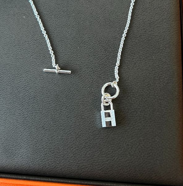 【エルメス】おしゃれで存在感のあるAmulettes Cadenas pendant エルメス】おしゃれで存在感のあるAmulettes Cadenas pendant