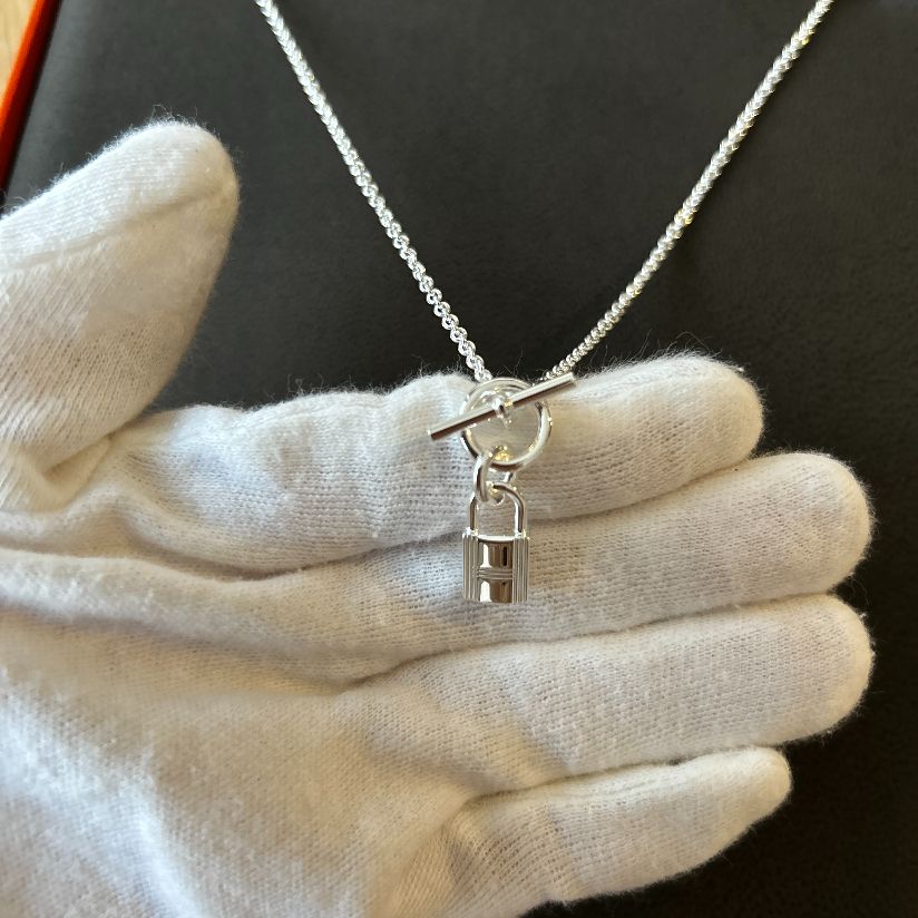 【HERMES】★Pendentif Amulettes Cadenas ネックレス Amulettes Hermès Ex-Libris pendant | Hermès USA