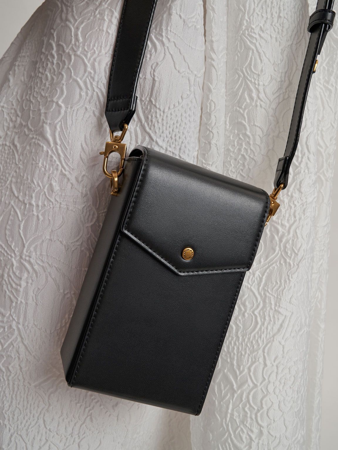 CHARLES & KEITH【Elongated Crossbody Bag】AirPodsポーチ付き CHARLES & KEITH【Elongated Crossbody Bag】AirPodsポーチ付き