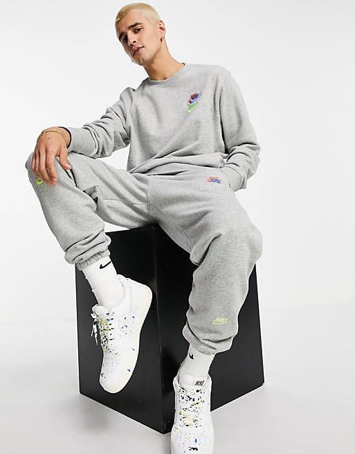 Nike Essential フリースマルチロゴ スウェットシャツ【ナイキ】 (Nike Nike Essential フリースマルチロゴ スウェットシャツ【ナイキ】 (Nike