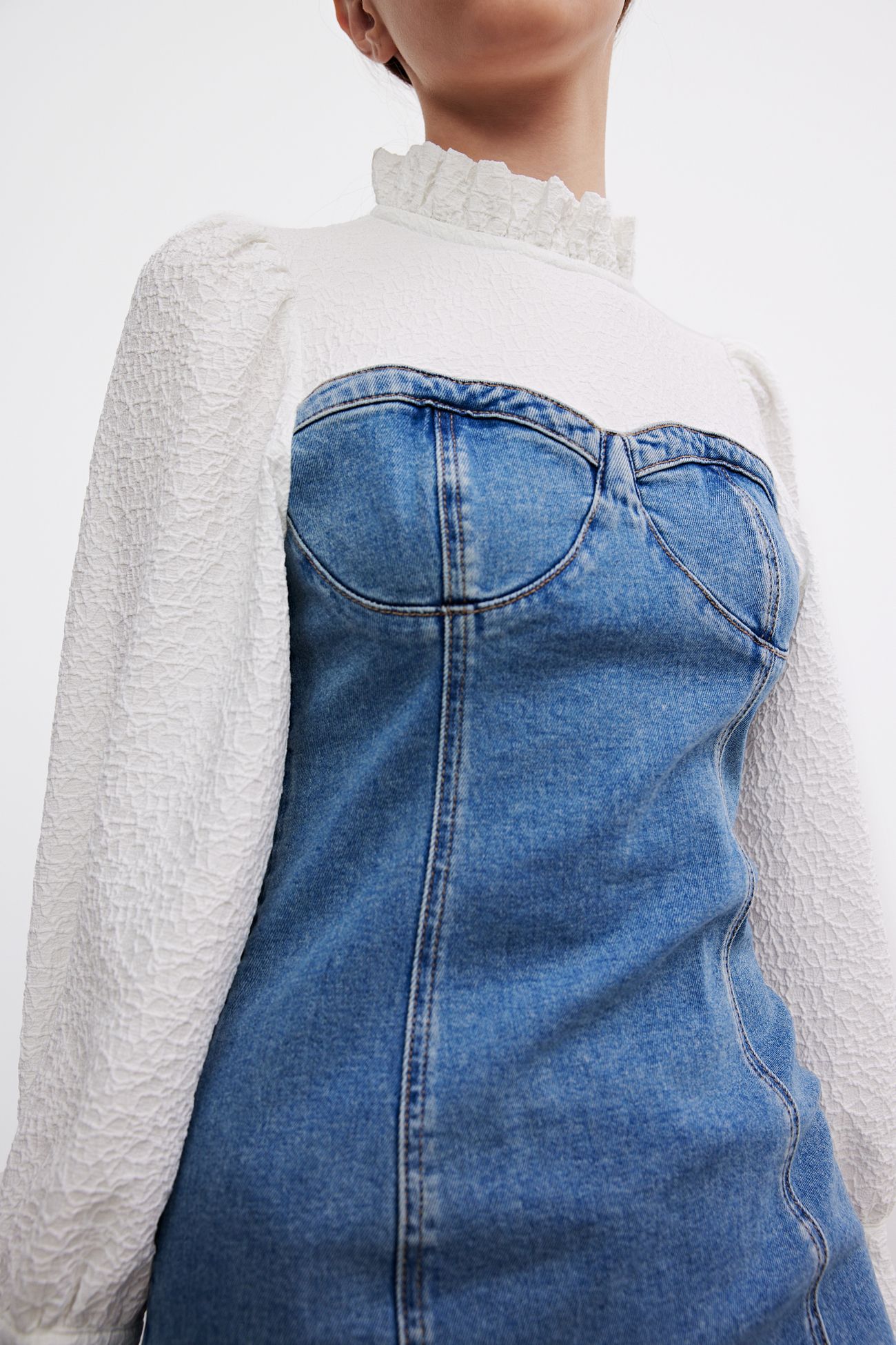 UR URBAN REVIVOハイネックフリルデニム切替ワンピース。ブルー (URBAN UR URBAN REVIVOハイネックフリルデニム切替ワンピース。ブルー (URBAN