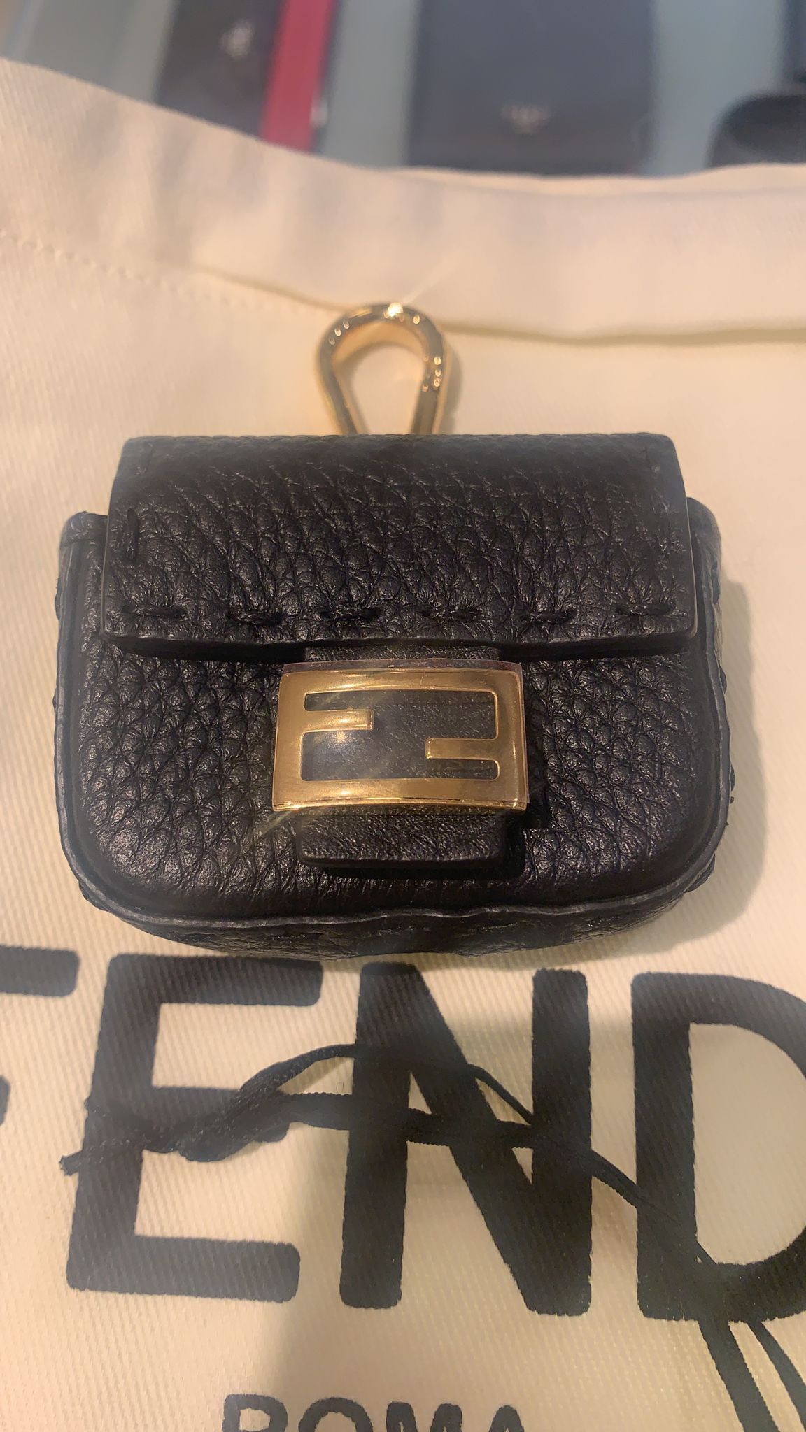FENDI】フェンディ*Airpods イヤホン ケース◇ロゴ (FENDI/テック 通販でクリスマス イヤホンケース FENDI S4054 モバイルケース/カバー