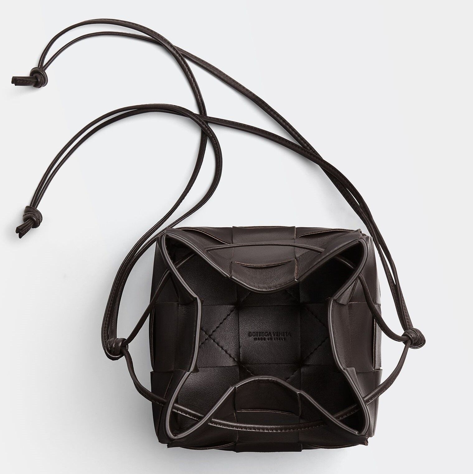 BOTTEGA VENETA 21AW新作 CASSETTE クロスボディバケット BOTTEGA VENETA 21AW新作 CASSETTE クロスボディバケット