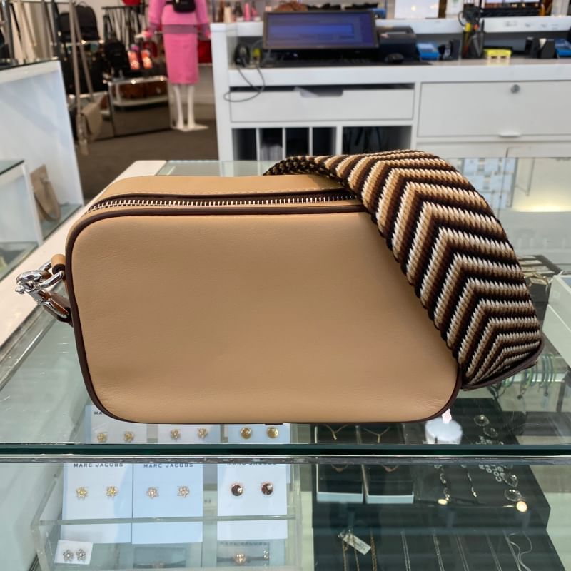 Marc Jacobs フラッシュ ロゴ ディスク レザー クロスボディー (MARC ...