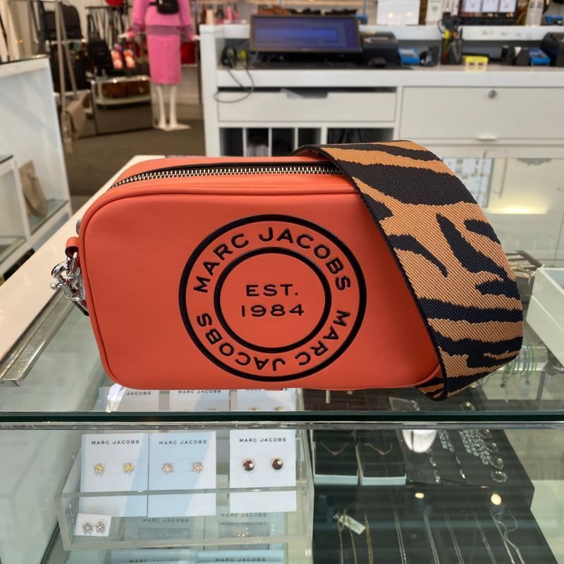 Marc Jacobs フラッシュ ロゴ ディスク レザー クロスボディー (MARC ...