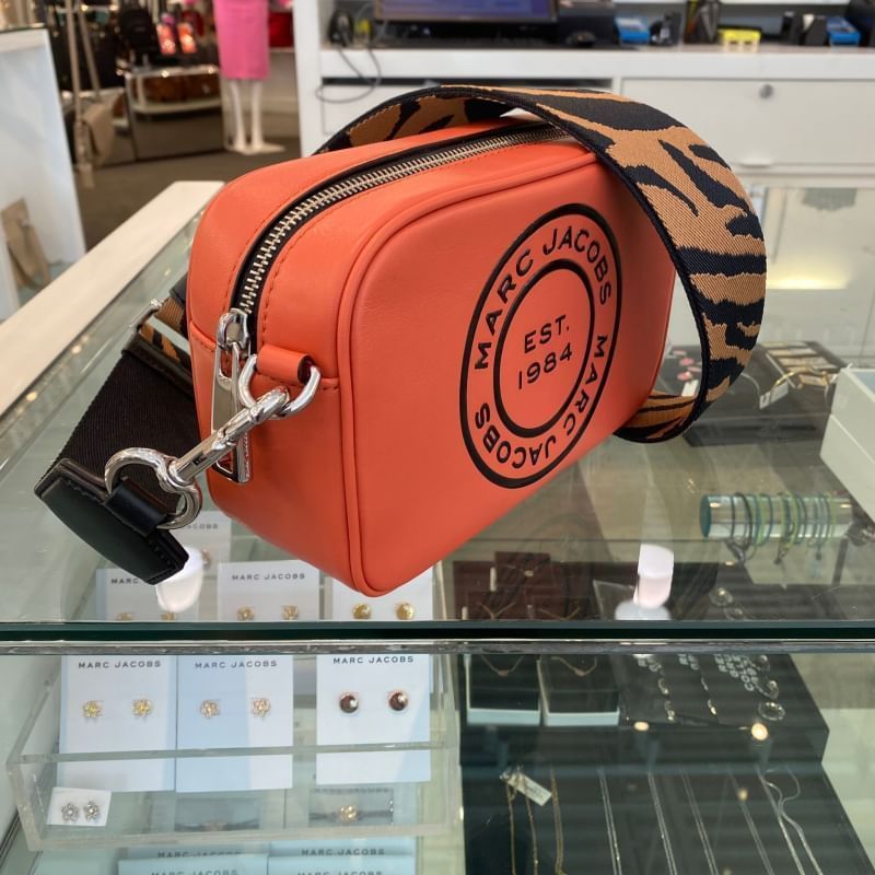 Marc Jacobs フラッシュ ロゴ ディスク レザー クロスボディー (MARC ...
