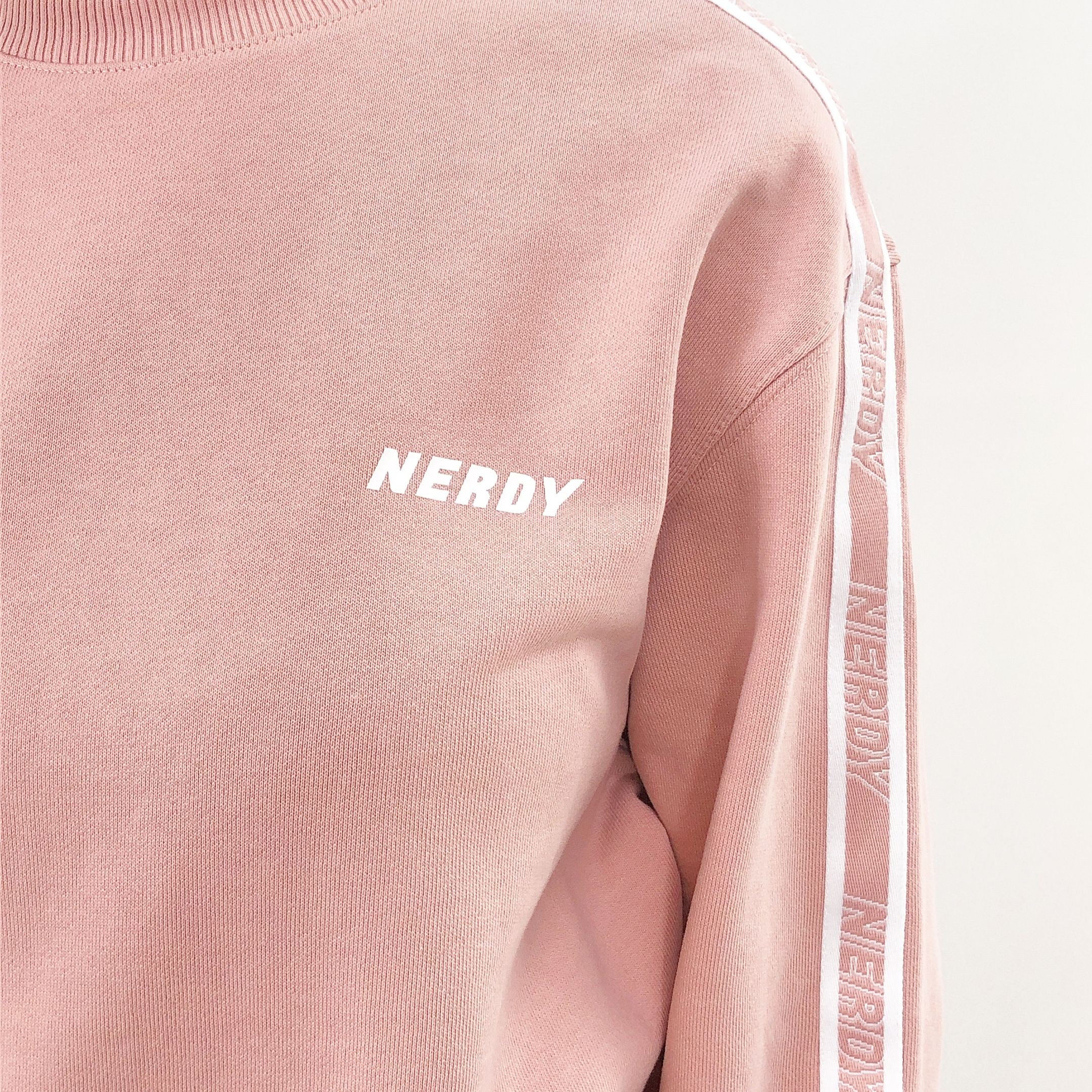 ☆Snow Man着用☆NERDY☆送料込み☆韓国☆Logo Tape Sweatshirt (NERDY ☆Snow Man着用☆NERDY☆送料込み☆韓国☆Logo Tape Sweatshirt (NERDY