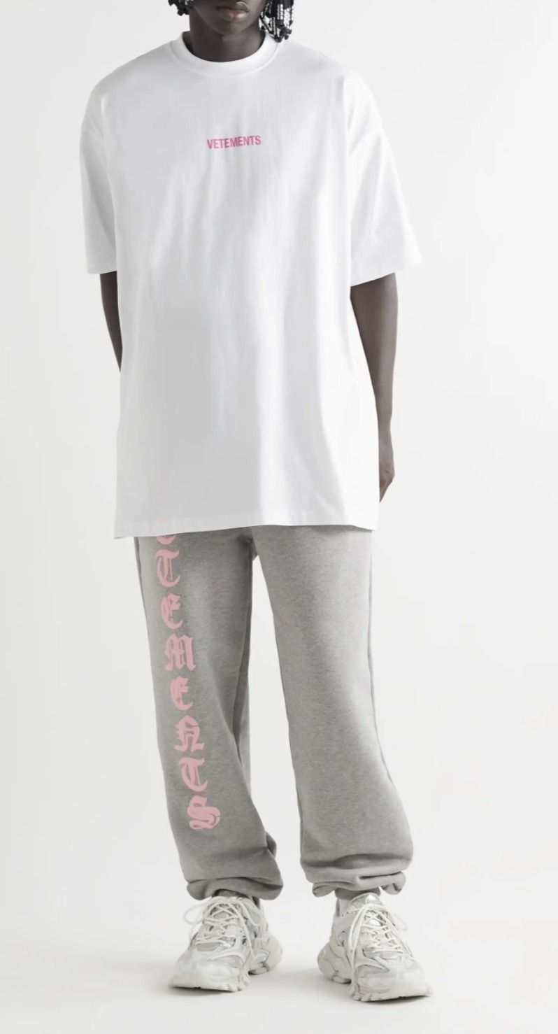 国内発 VETEMENTS ヴェトモン テーパード ロゴスウェットパンツ 国内発 VETEMENTS ヴェトモン テーパード ロゴスウェットパンツ
