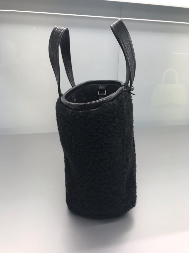 【BALENCIAGA】関税込☆BARBES ムートン バッグ 2色 BALENCIAGA】Barbes Small 横型 Shopper バッグ ムートン 2色