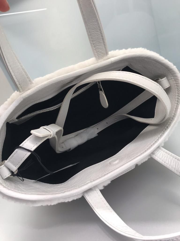 【BALENCIAGA】関税込☆BARBES ムートン バッグ 2色 BALENCIAGA】Barbes Small 横型 Shopper バッグ ムートン 2色