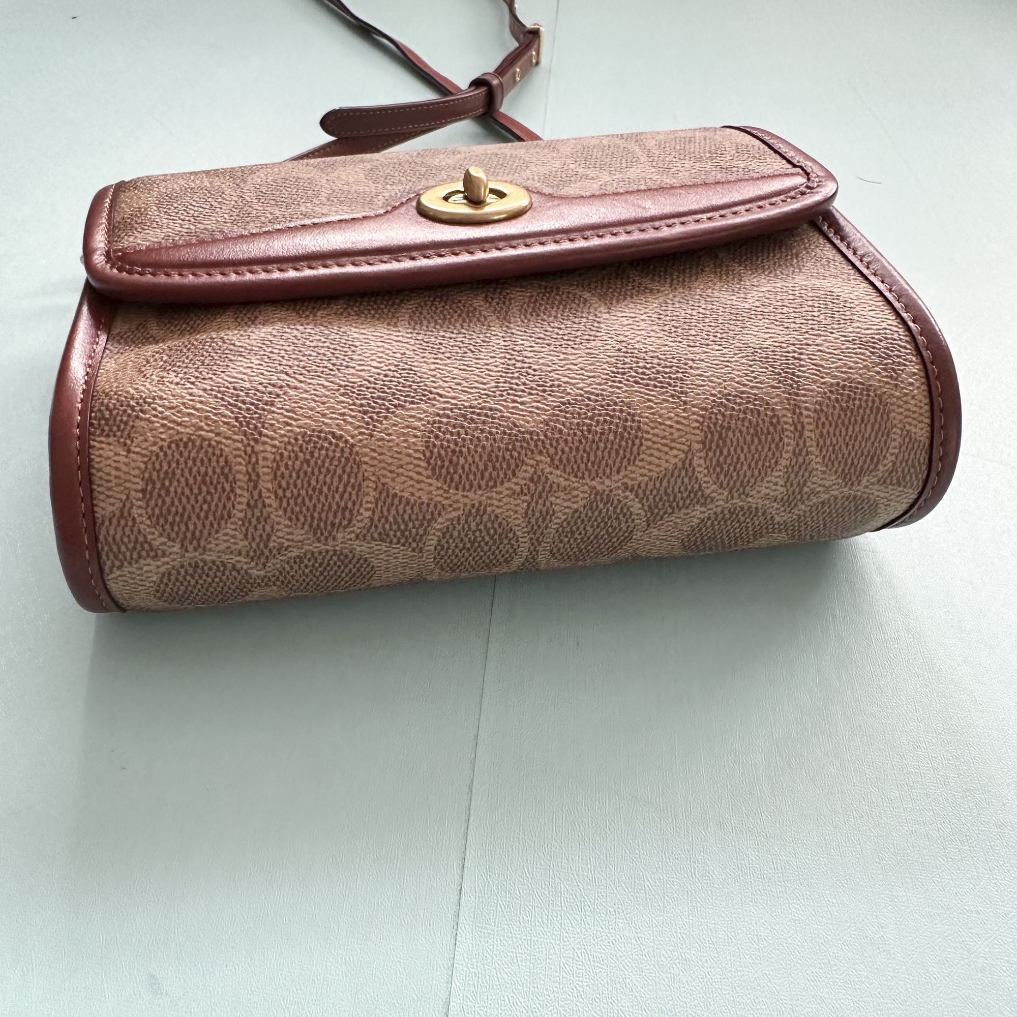 COACHブティック】○ビンテージな新作○キップ クロスボディー