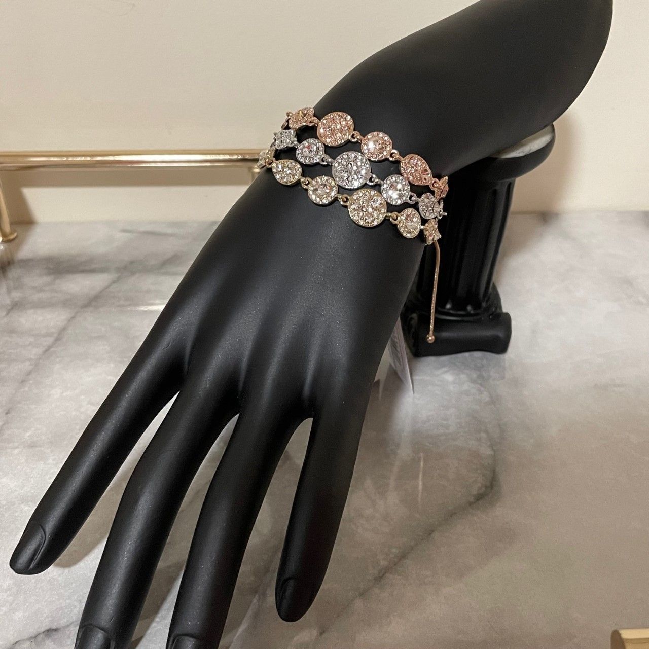 GIVENCHY パヴェ クリスタル バングル ブレスレット 関税送料込 GIVENCHY パヴェクリスタル スライダー ブレスレット 関税送料込