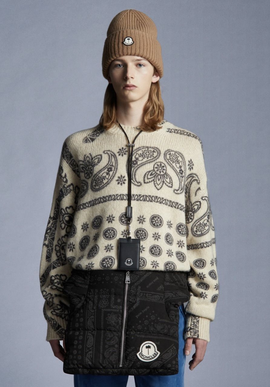 【MONCLER】注目のブラックバンダナプリントセーター