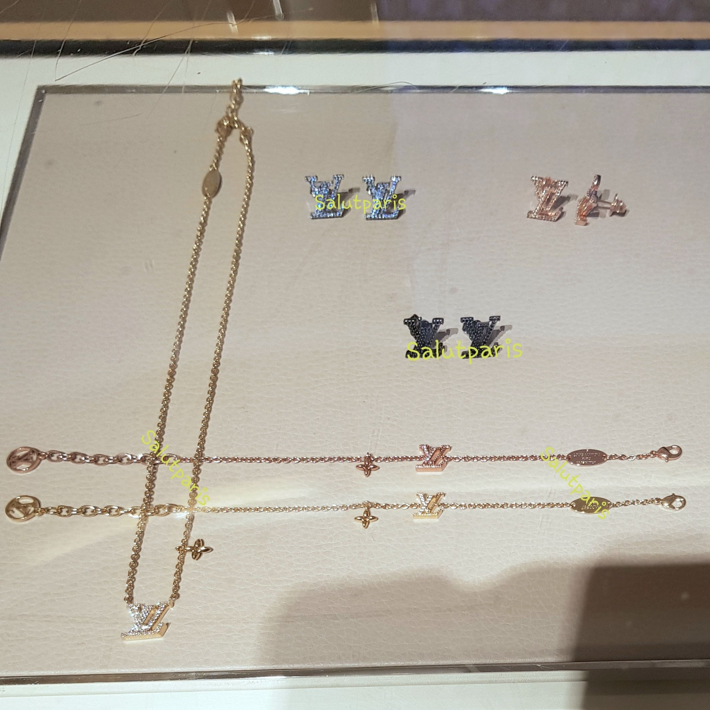 送料込*ルイヴィトン*ブックルドレイユLVアイコニックストラス (Louis