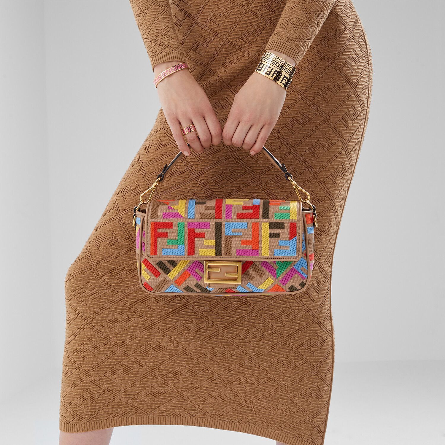 ◇フェンディ◇FFモチーフロゴ入り ブレスレット バングル (FENDI ◇フェンディ◇FFモチーフロゴ入り ブレスレット バングル (FENDI