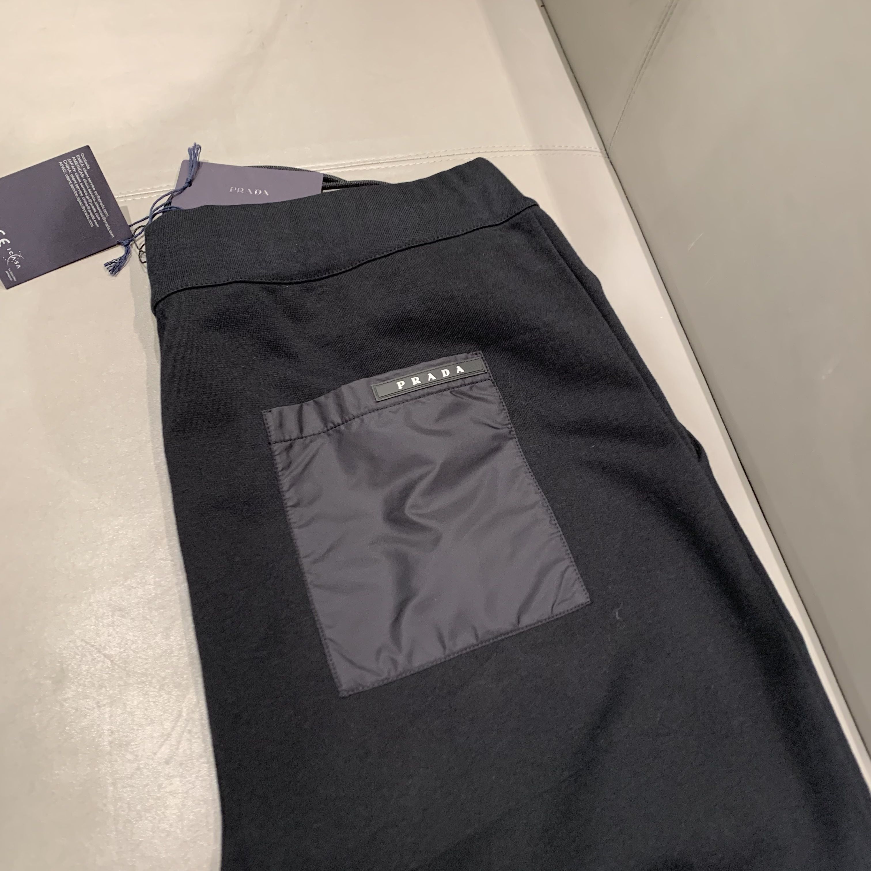 ポケットいっぱい Prada スウェットパンツ - 通販 - klosterschenke