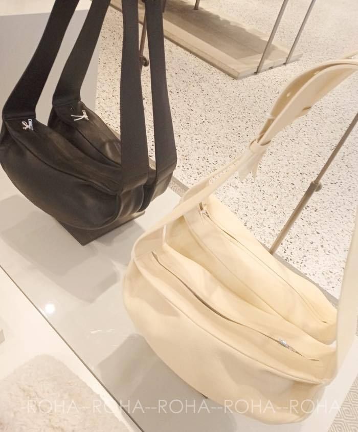 COS 大人気 レザー クロスボディバッグ ショルダーバッグ UNISEX COS】日本未入荷!レザー クロスボディバッグ 肩掛 黒 白 2色