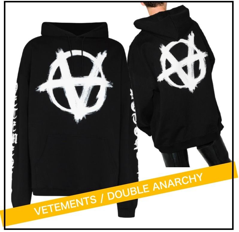 VETEMENTS >> DOUBLE ANARCHY ロゴ フード付き パーカー (VETEMENTS VETEMENTS >> DOUBLE ANARCHY ロゴ フード付き パーカー (VETEMENTS