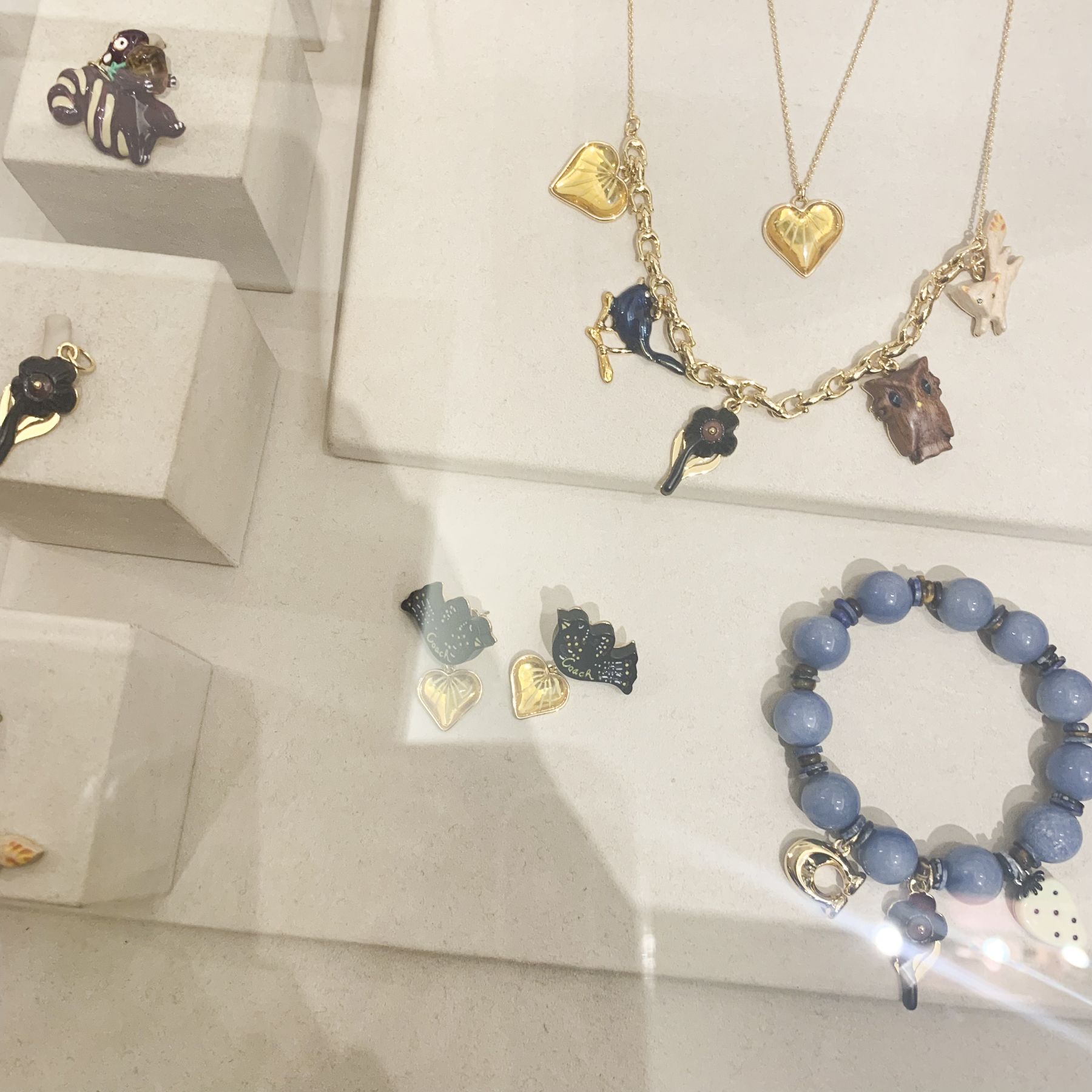 【COACHブティック】●可愛すぎる♪鳥さん&ハート●大きめピアス COACHブティック】○可愛すぎる♪鳥さん&ハート○大きめピアス