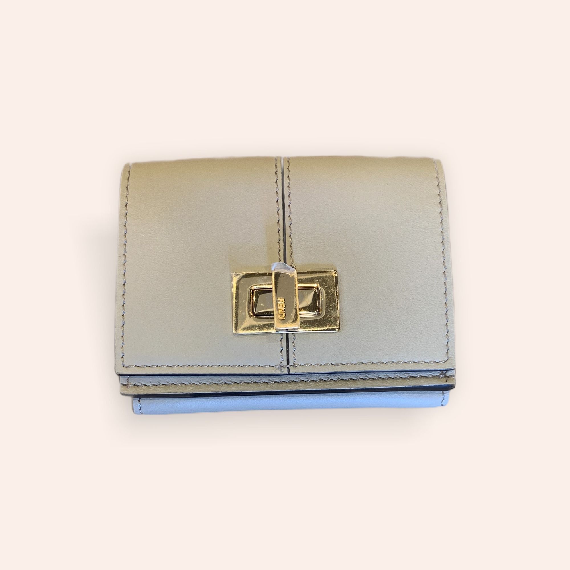 在庫あり】FENDI ピーカブー マイクロ 三つ折り財布 (FENDI/折りたたみ 【驚きの値段】 FENDI マイクロミニ ピーカブー 3つ折り財布 折り財布