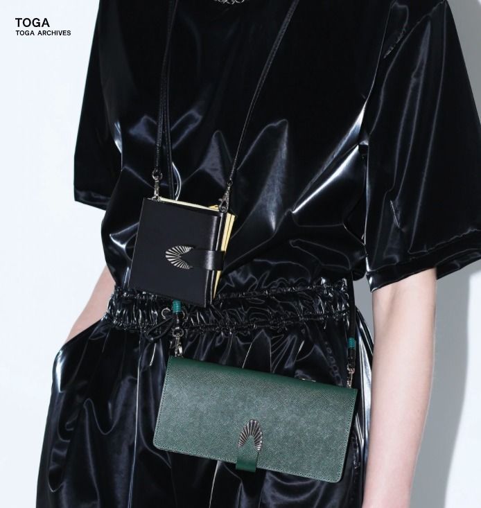 すぐ届く】TOGA PULLA◇新作◇レザーショルダー二つ折り財布 (TOGA
