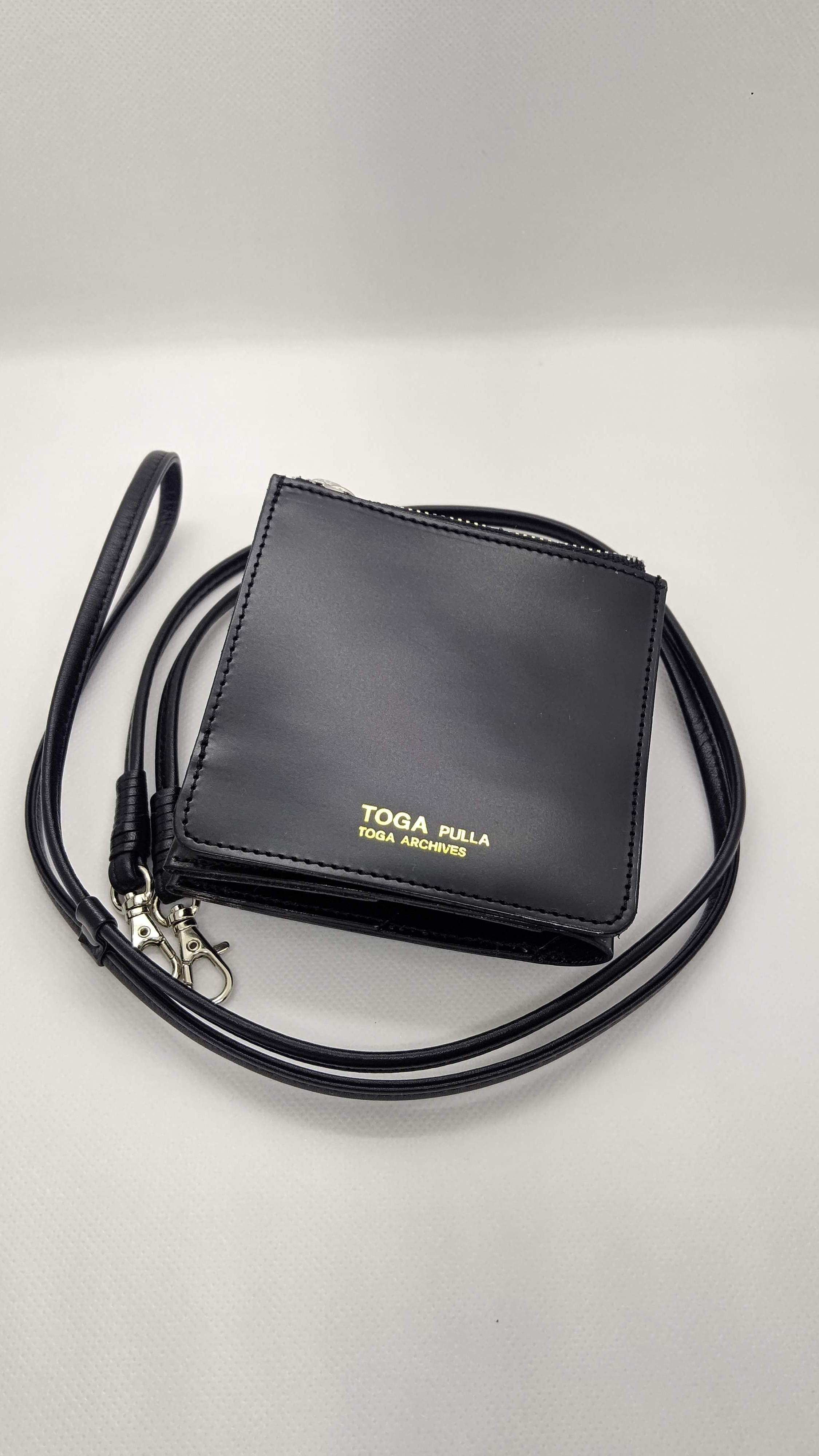 すぐ届く】TOGA PULLA◇新作◇レザーショルダー二つ折り財布 (TOGA
