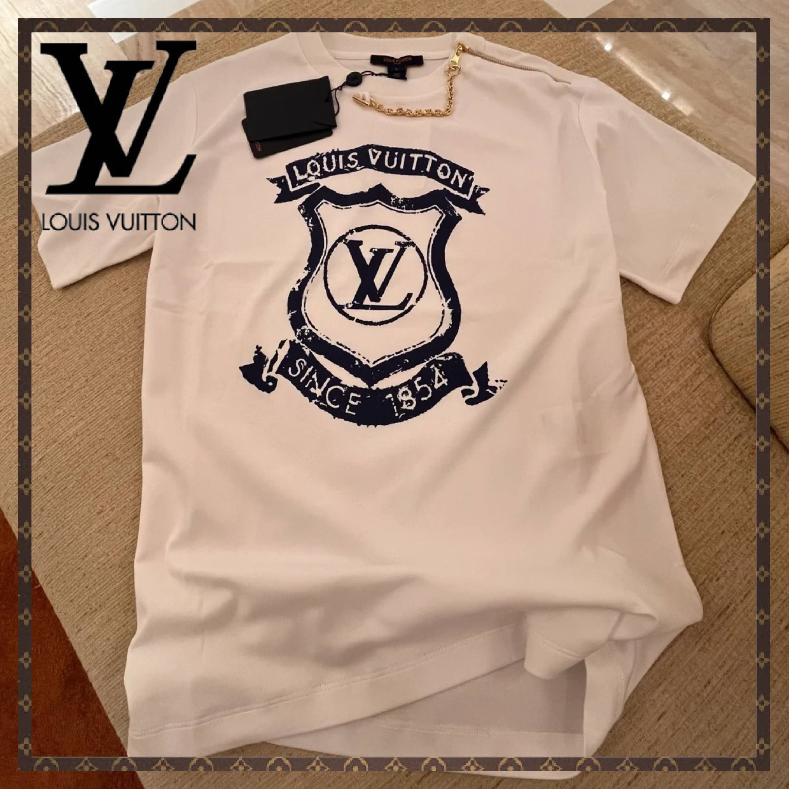 首元のチャームに注目!】 ルイヴィトン 半袖Tシャツ (Louis Vuitton/T