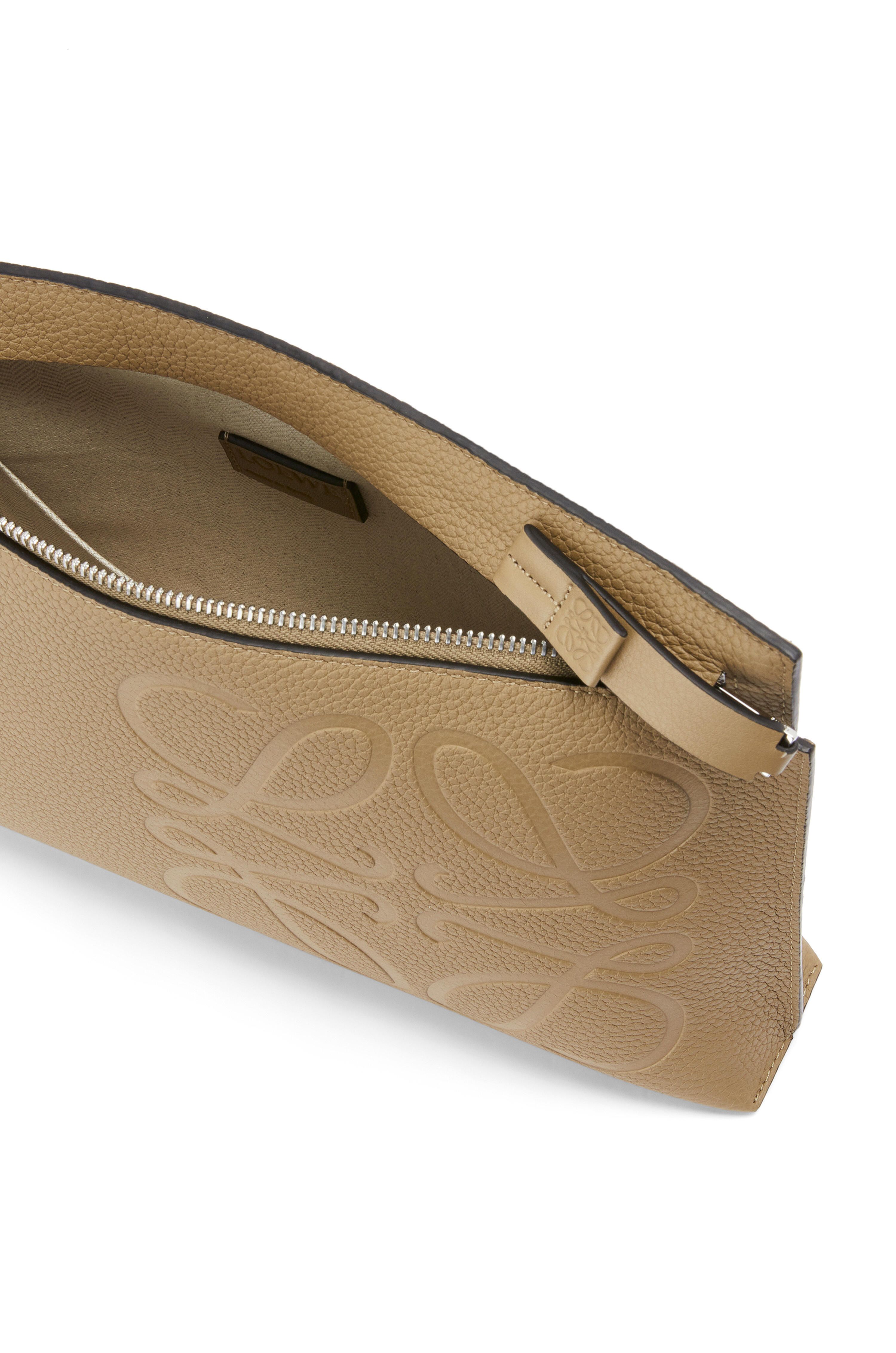LOEWE☆ グレインカーフ ブランド Tポーチ / クラッチバッグ 3色 LOEWE☆ グレインカーフ ブランド Tポーチ / クラッチバッグ 3色