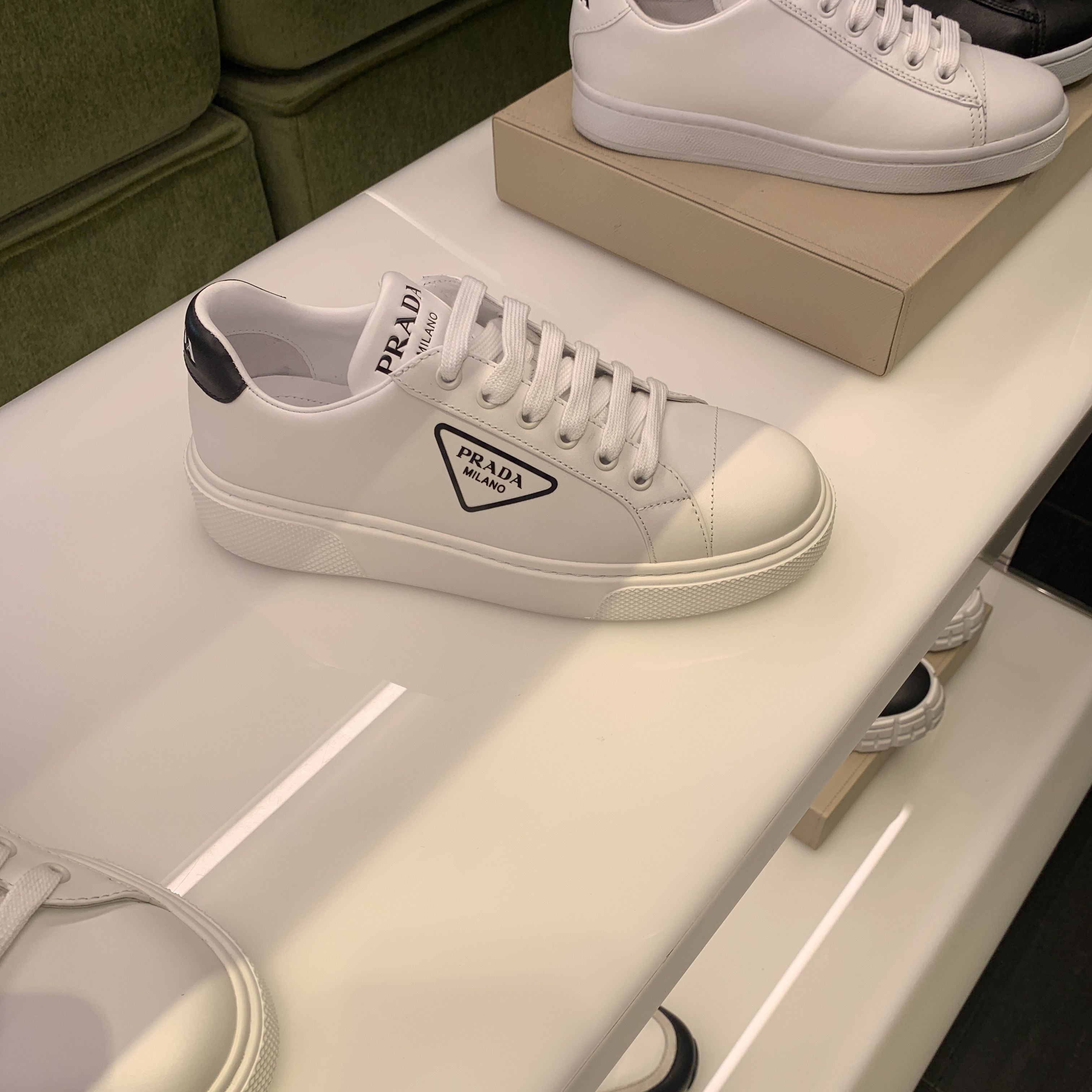 【国内正規総代理店アイテム】 ★送料・関税込★PRADA★ロゴレザースニーカ.ー★正規品★ スニーカー すぐ届く☆関税込 【PRADA】三角ロゴ 厚底レザースニーカー (PRADA