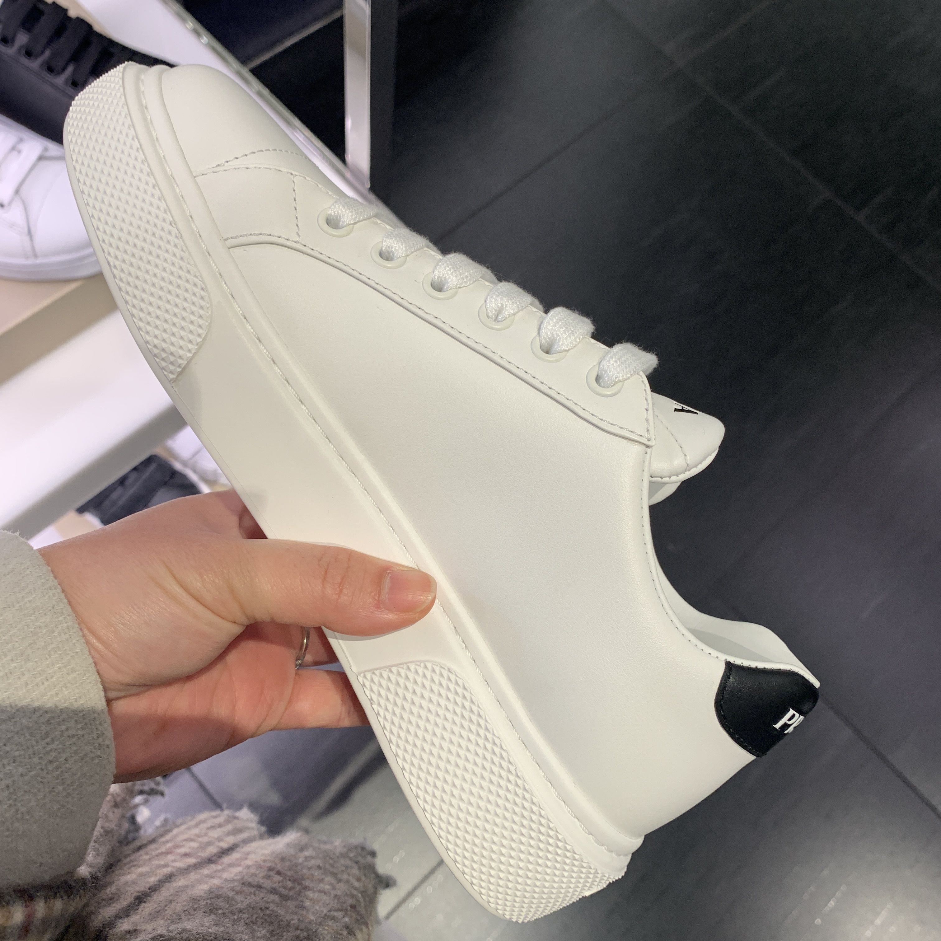 【国内正規総代理店アイテム】 ★送料・関税込★PRADA★ロゴレザースニーカ.ー★正規品★ スニーカー すぐ届く☆関税込 【PRADA】三角ロゴ 厚底レザースニーカー (PRADA