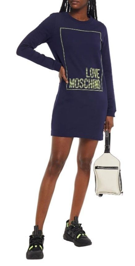 関税送料込♪LOVE MOSCHINO/スタッズロゴ 長袖 ミニワンピース SALE☆関送込】LOVE MOSCHINO スタッズロゴ ミニワンピース