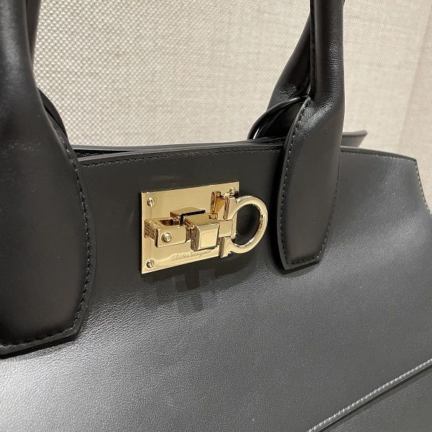 ☆SALE☆関税込【フェラガモ】 STUDIO バック ミディアム 黒 ...