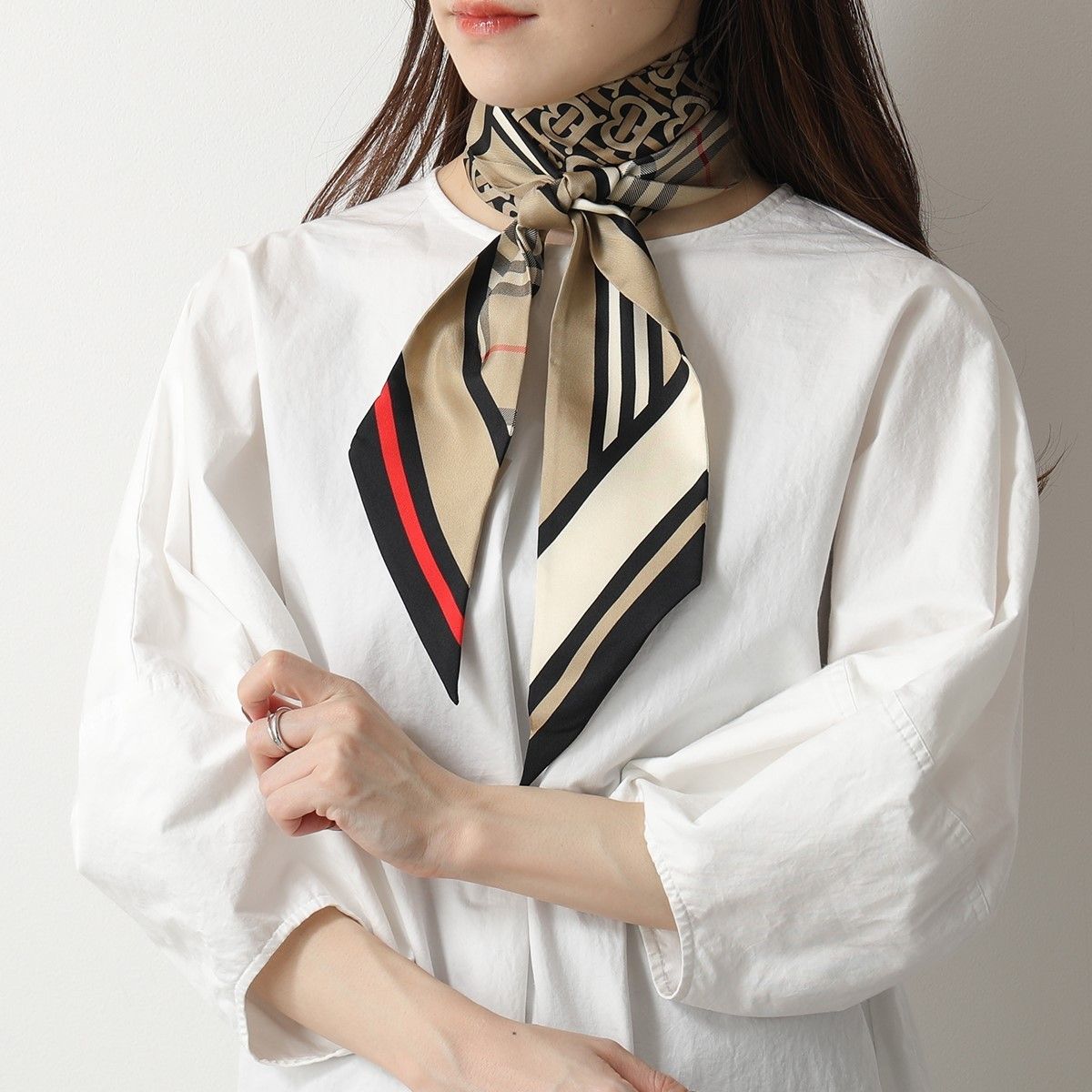 はあるが BURBERRYバーバリー『ツイリー スカーフ』8037017 1/Bロゴ 超人気高品質 バーバリー シャツ シルク ほぼ未使用 ベージュ burberry シャツ
