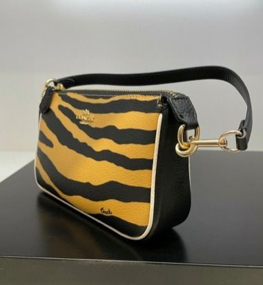 セールCoachノリータ19タイガープリントリストレットポーチ セールCoachノリータ19タイガープリントリストレットポーチ