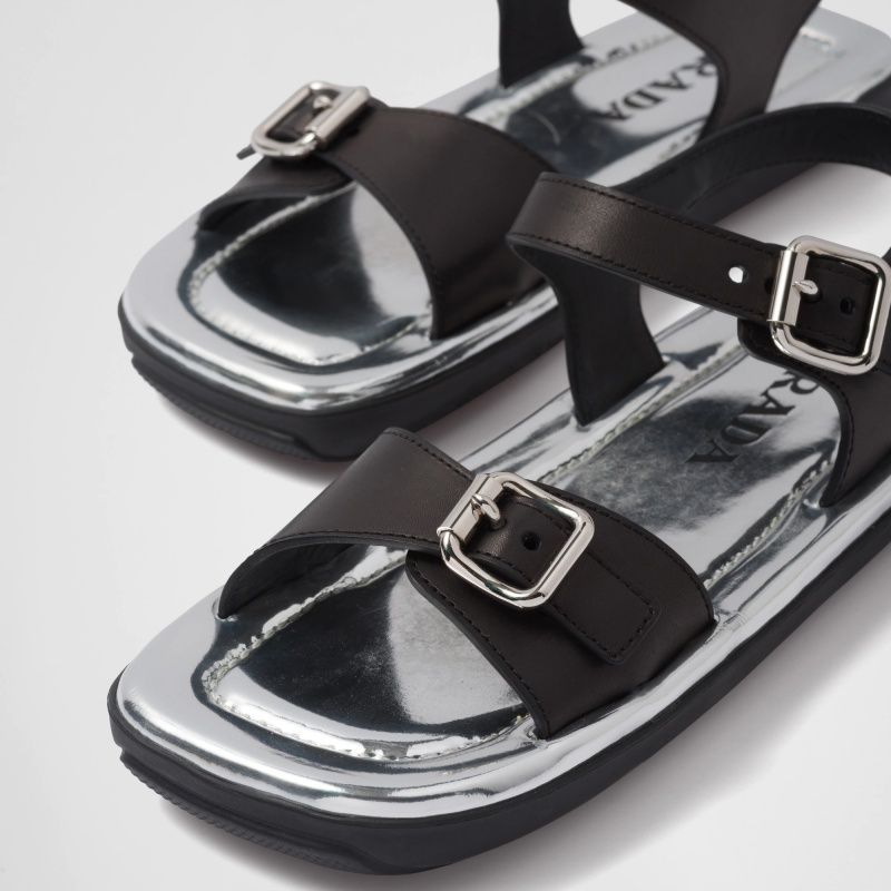 新品 PRADA フラット シルバー レザー サンダル 38 - arkhoediciones.com 小売価格 新品 PRADA 38 サンダル レザー シルバー フラット サンダル