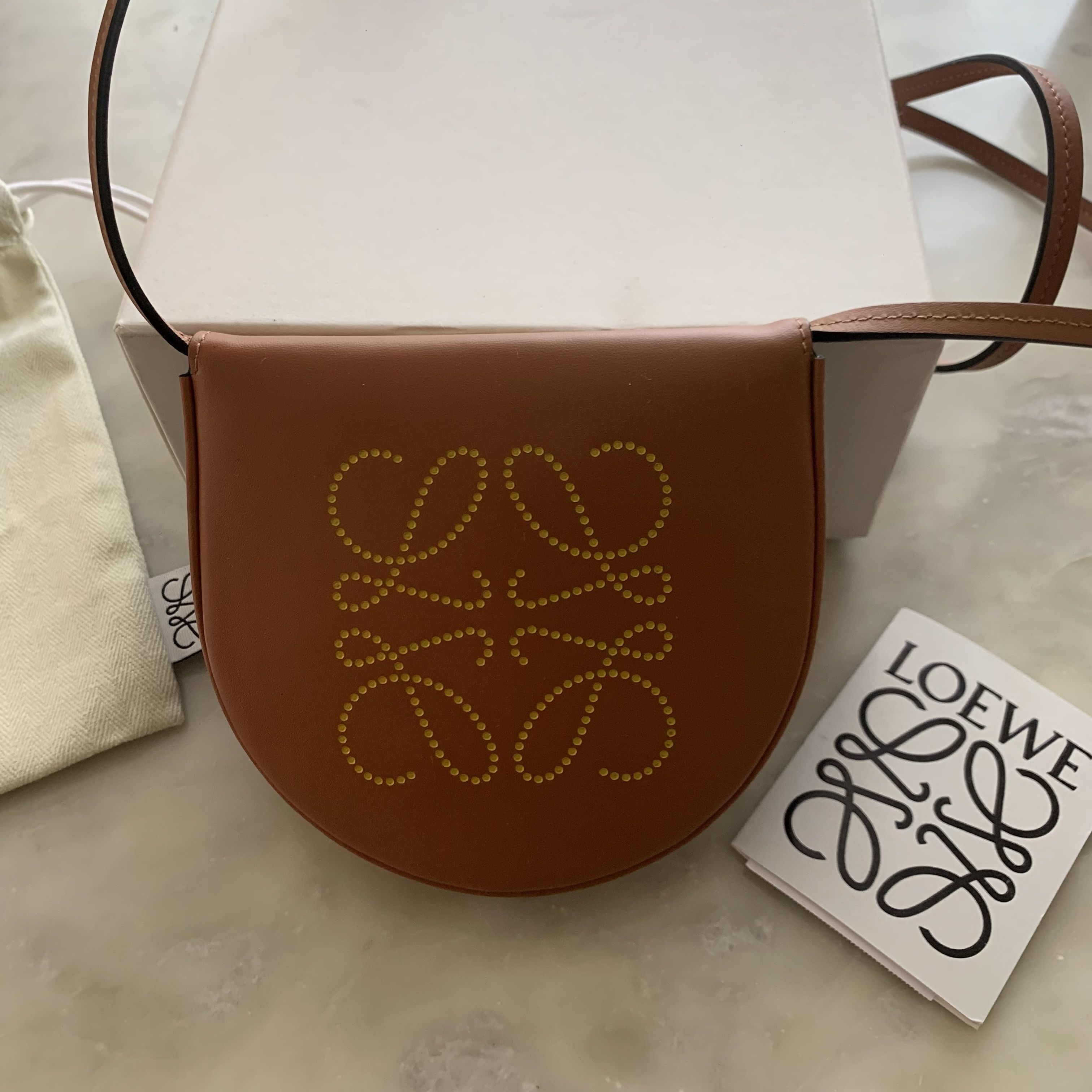 ✨新品 未使用✨LOEWE バスケットバッグ 日本未発売カラー 付属品:保存袋