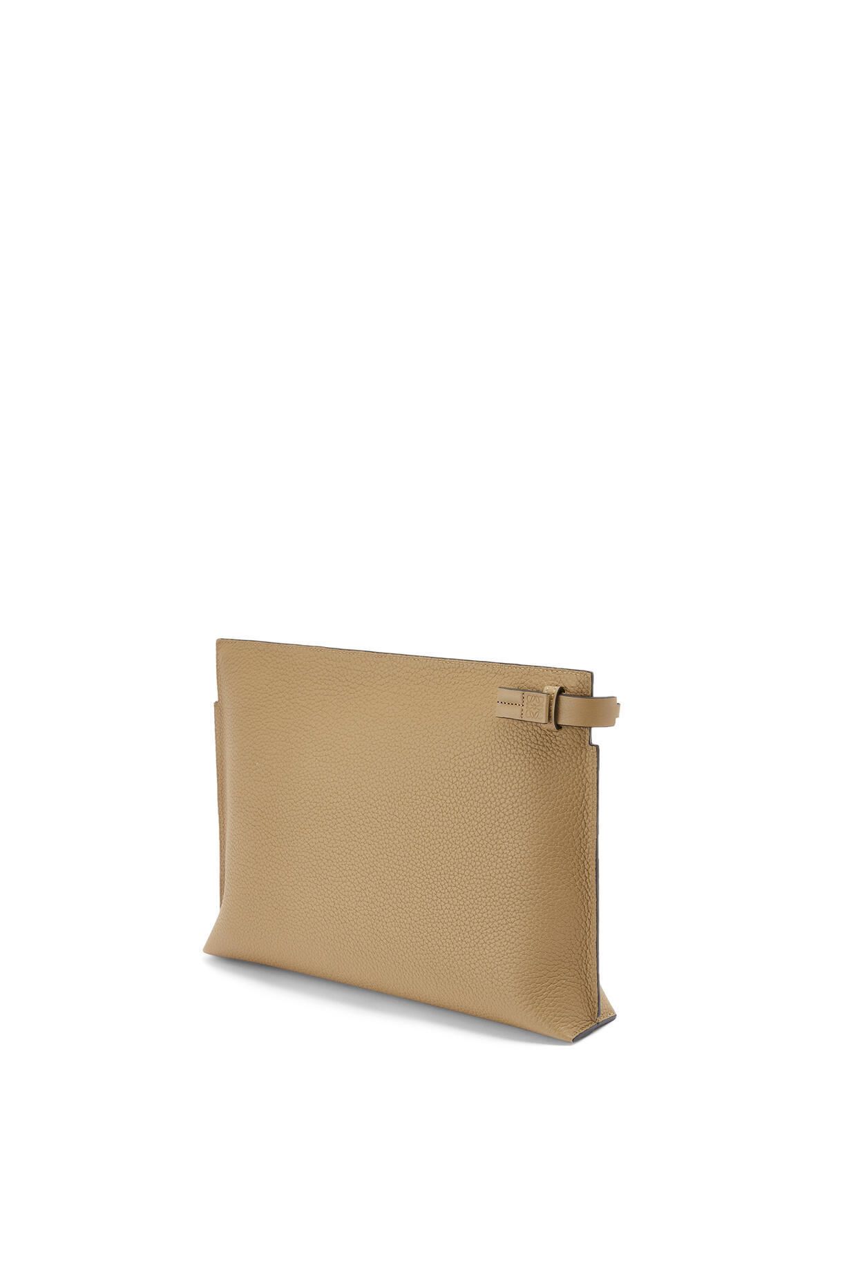 直営店□LOEWE ブランド T ポーチ グレインカーフ (LOEWE/クラッチ 直営店□LOEWE ブランド T ポーチ グレインカーフ (LOEWE/クラッチ