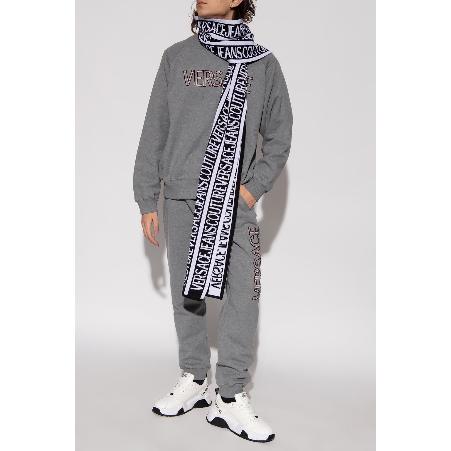 VERSACE ブランドロゴ入り セットアップ グレー (VERSACE/セットアップ VERSACE ブランドロゴ入り セットアップ グレー (VERSACE/セットアップ