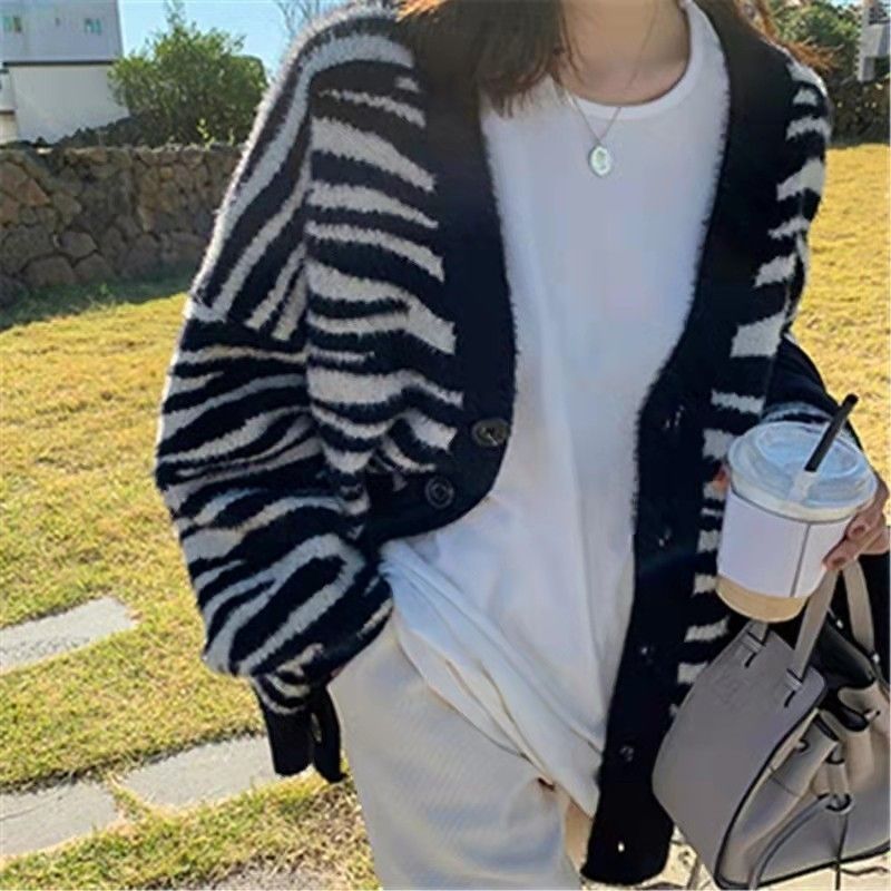 シンプルでおしゃれ TOGAPULLAゼブラ柄カーディガン - 通販 - fanebi.com