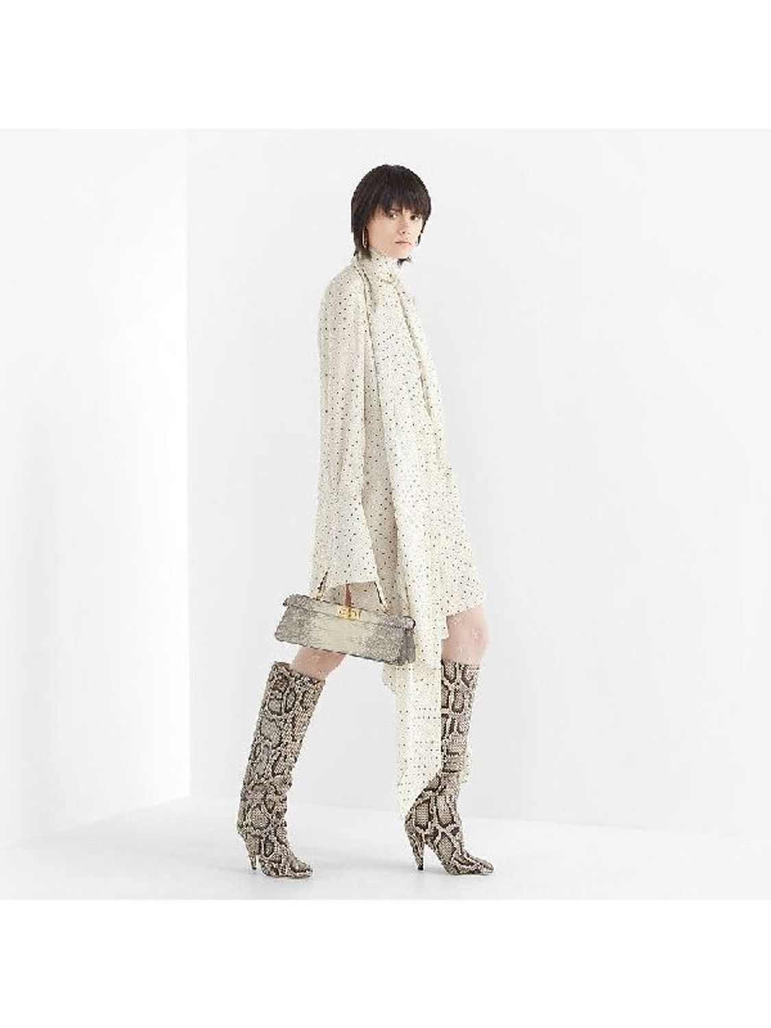 石原さとみさん着用 Fendi ホワイトにドットワンピ ボウタイ Fendi ワンピース Buyma