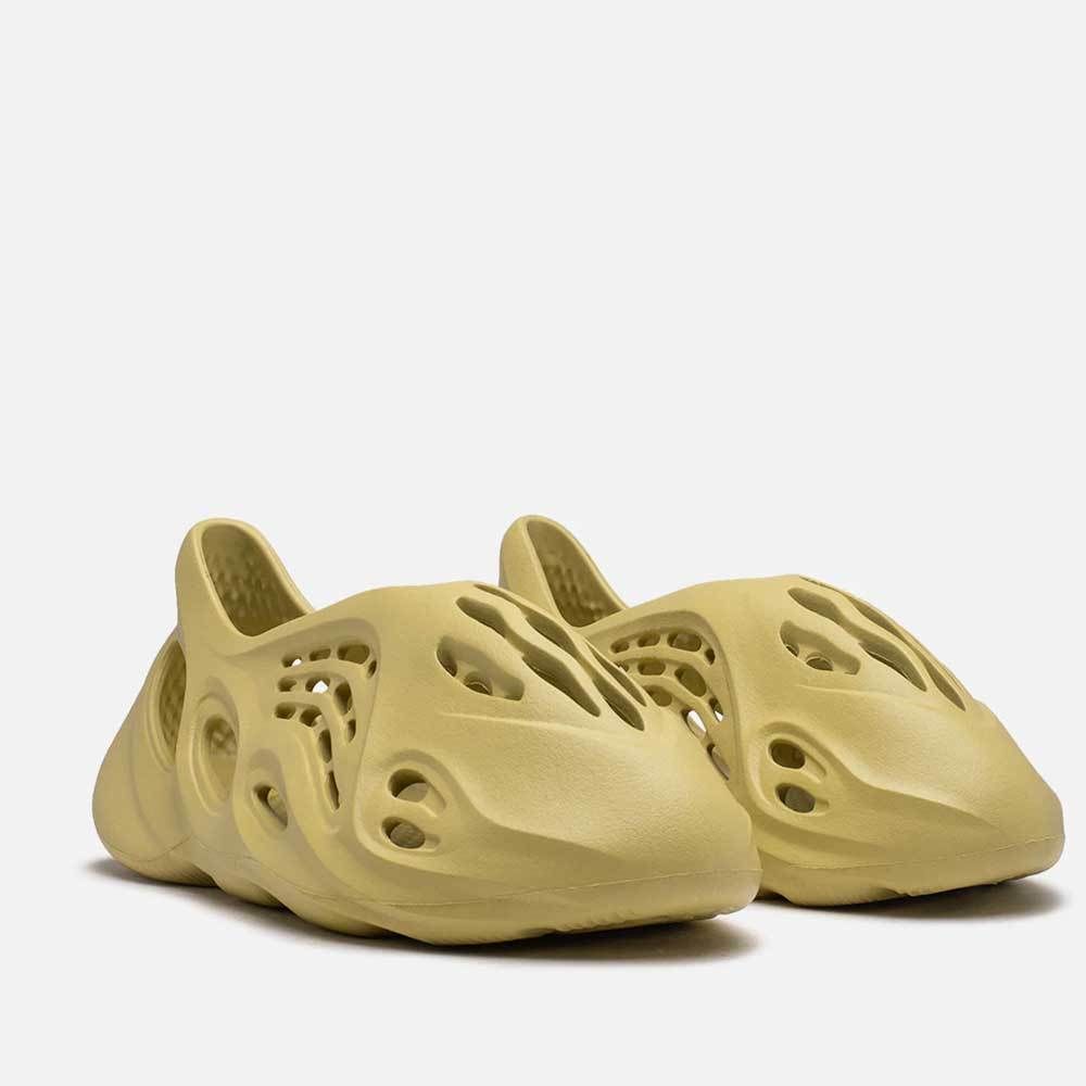 本物保証 /関税・送料無料】adidas Yeezy Foam RNNR (adidas ...