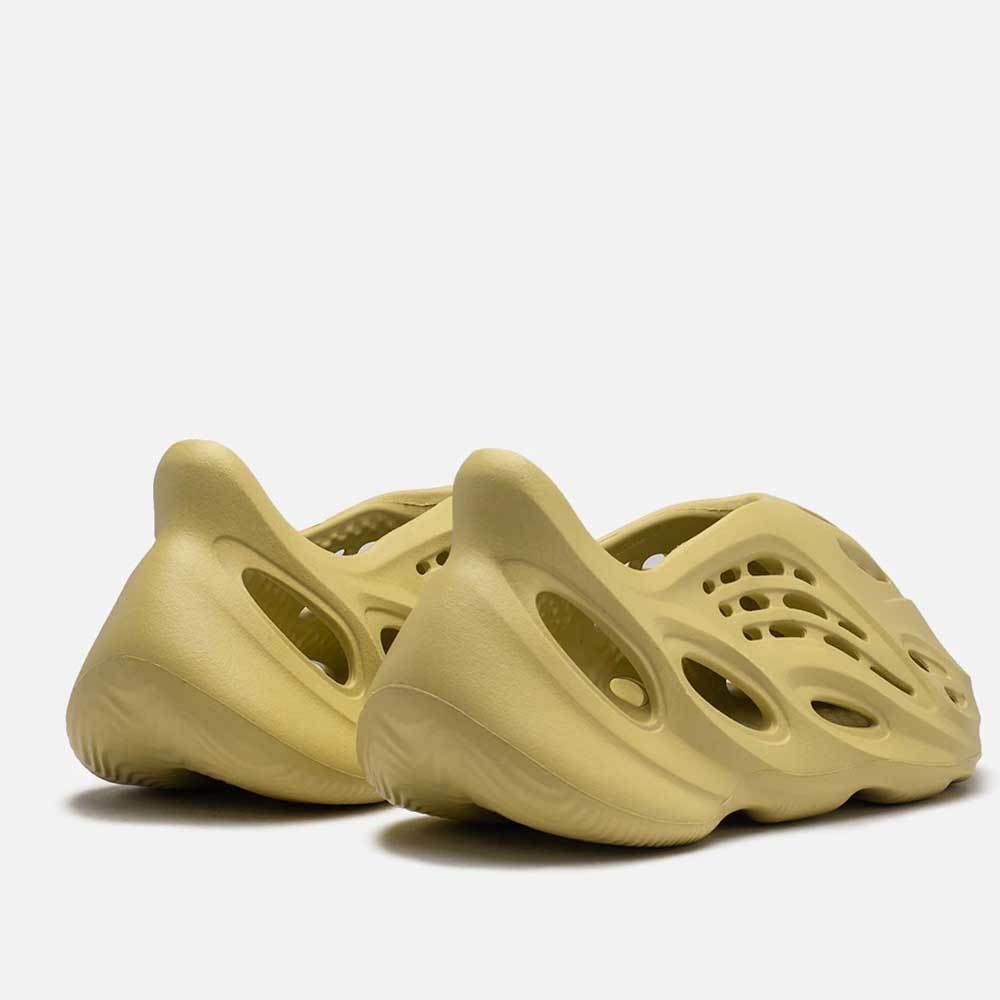 本物保証 /関税・送料無料】adidas Yeezy Foam RNNR (adidas ...