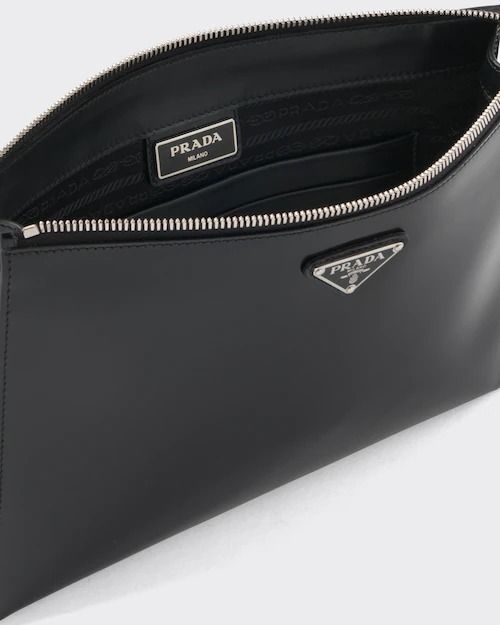 PRADA】☆直営店☆ ロゴ ブラッシュド レザー ポーチ (PRADA/クラッチ PRADA】☆直営店☆ ロゴ ブラッシュド レザー ポーチ (PRADA/クラッチ