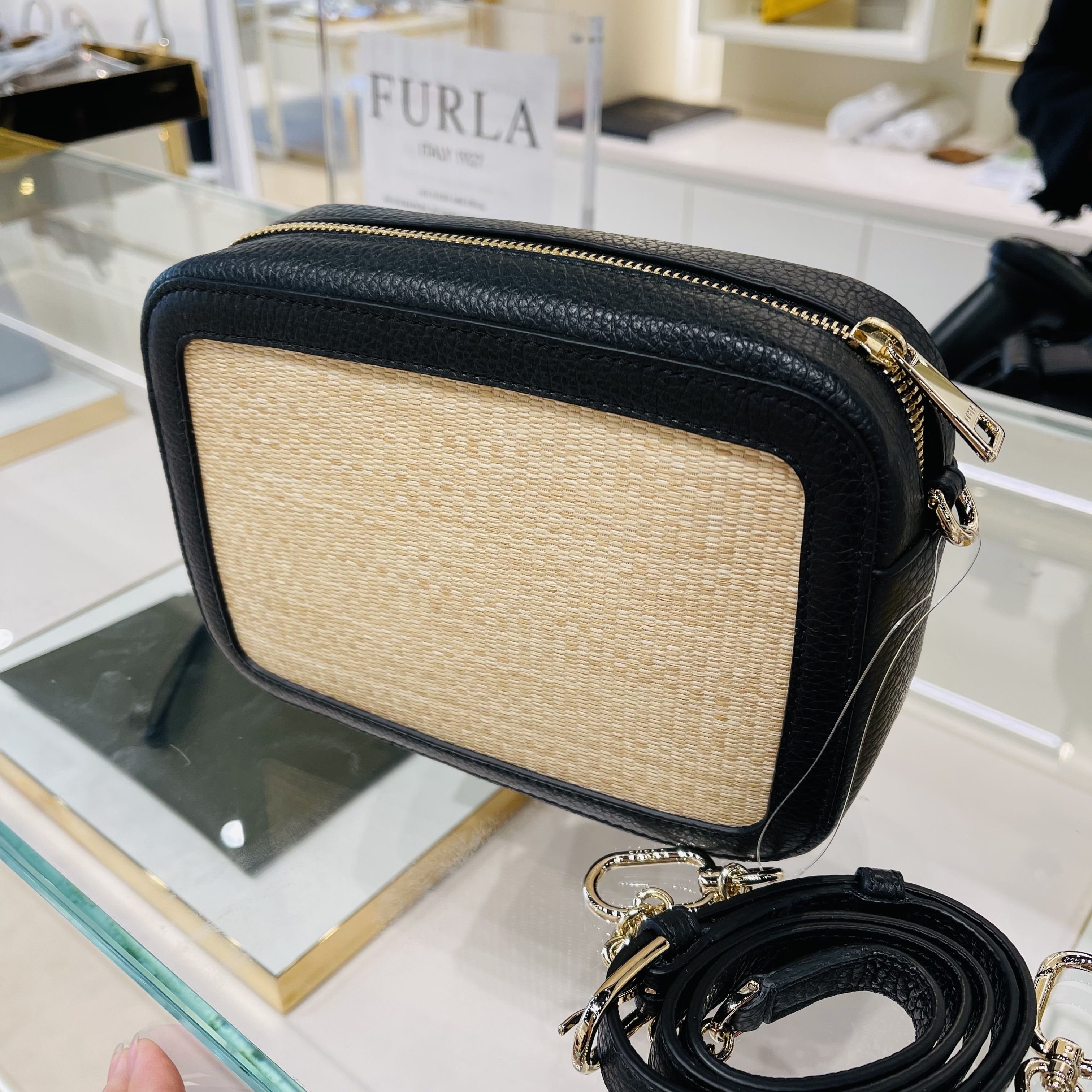 [FURLA] SALE!! SLEEK ラフィアクロスボディ FURLA] SALE!! SLEEK ラフィアクロスボディ (FURLA/ショルダー